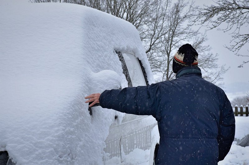 Schnee auf Auto